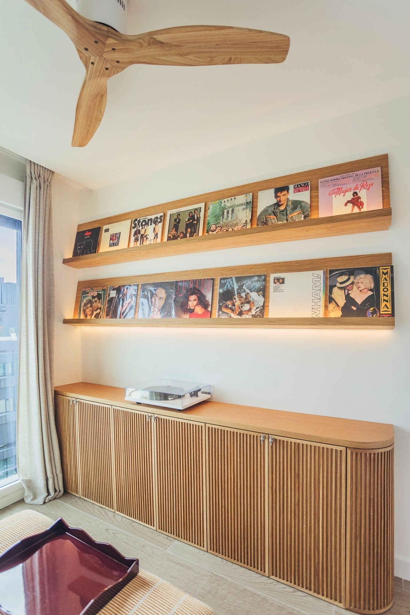 Diseño de mobiliario en Madrid con piezas a medida proyectadas para el salón de una vivienda.